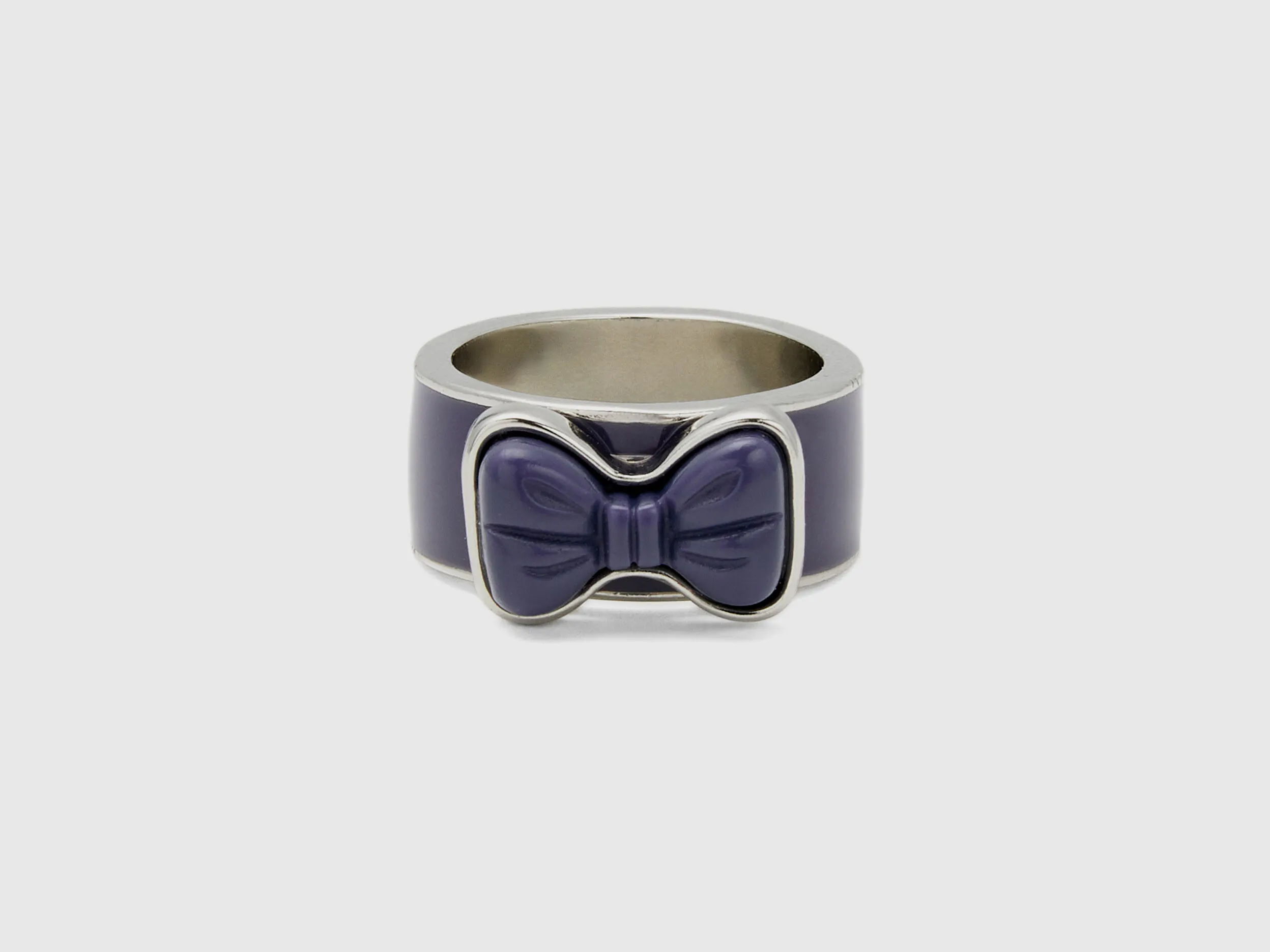 Anillo de banda azul oscuro con lazo