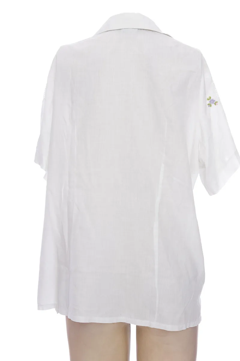 BLUSA COLOR BLANCO  CLOSEANDO
