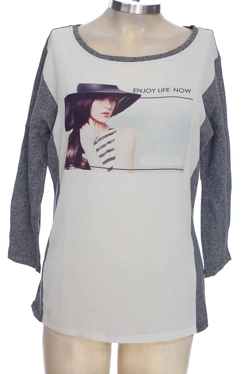 BLUSA COLOR GRIS  CLOSEANDO