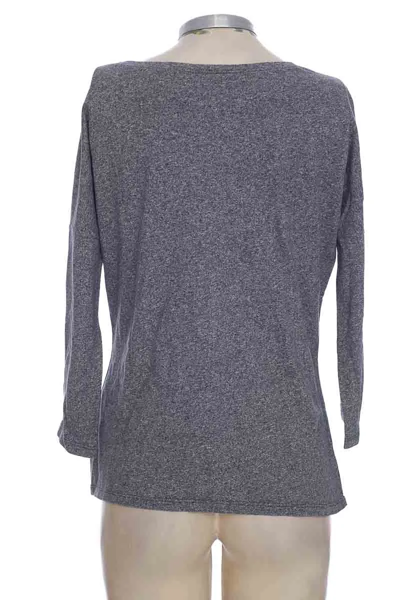 BLUSA COLOR GRIS  CLOSEANDO