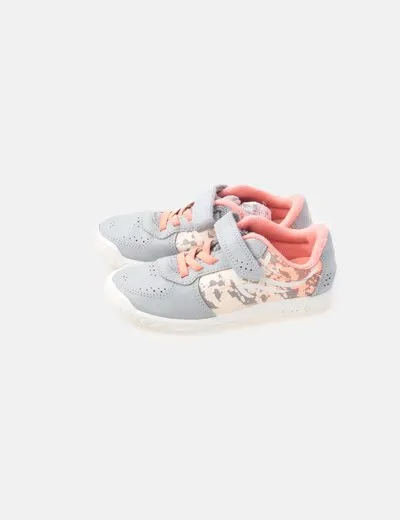 Decathlon Zapatilla gris detalle estampado