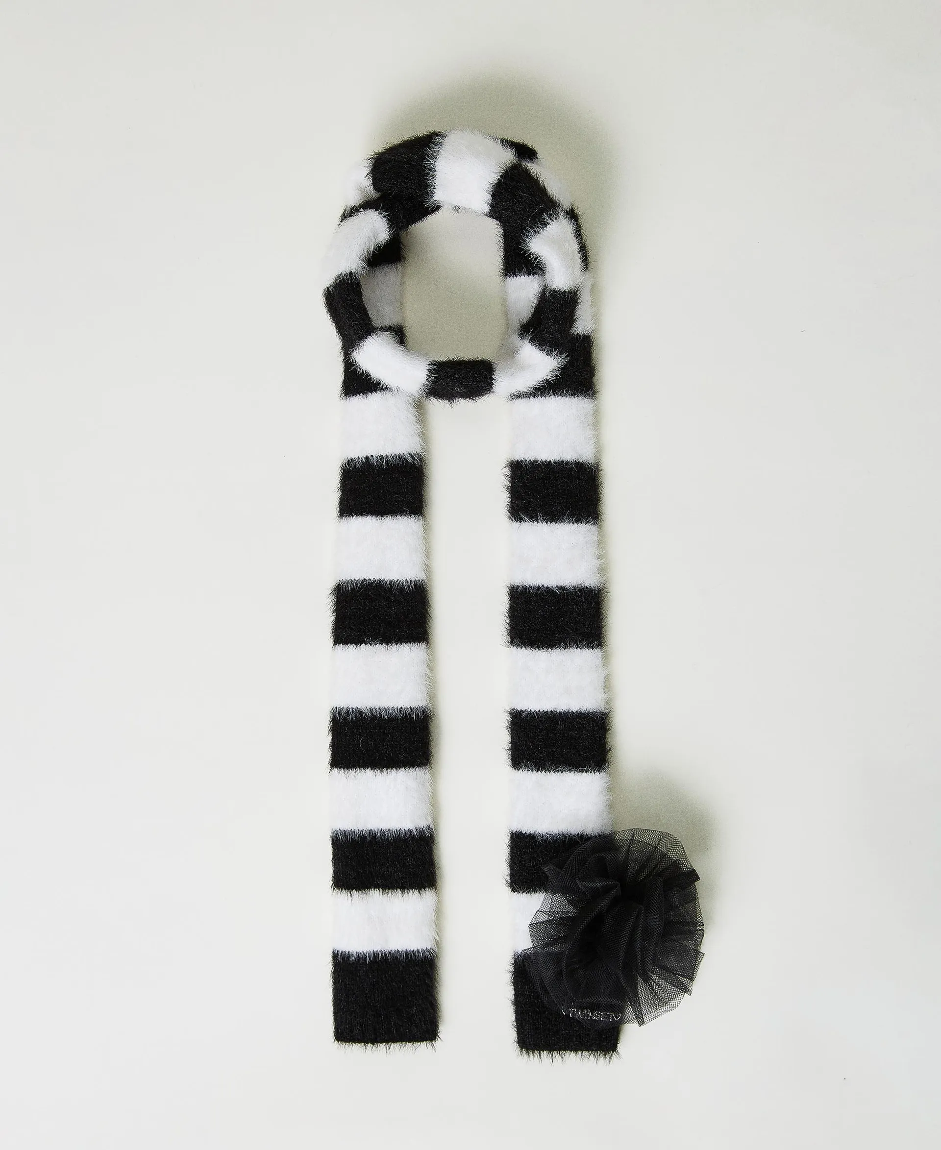 Écharpe rayée avec broche