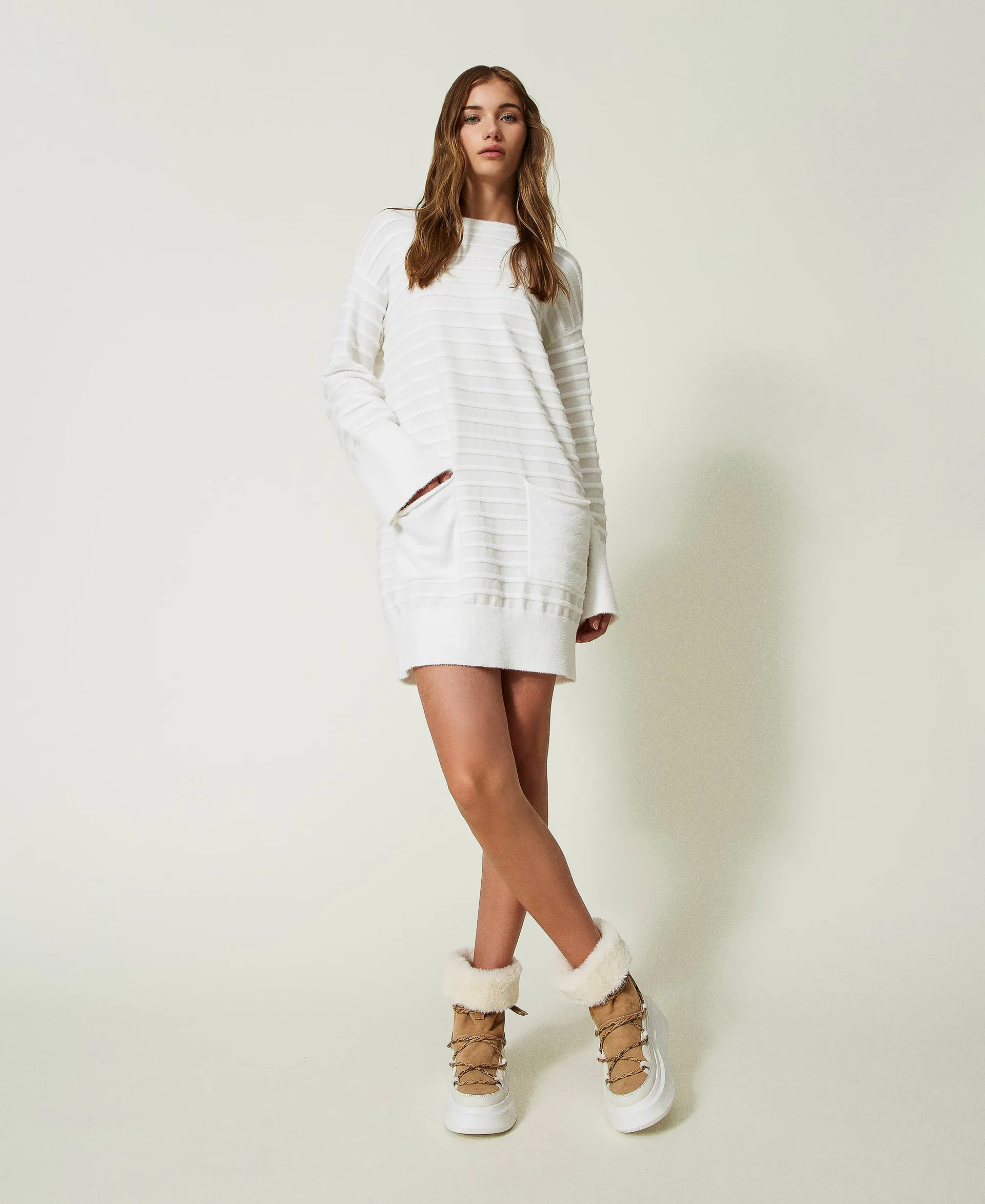 Robe courte en maille rayée