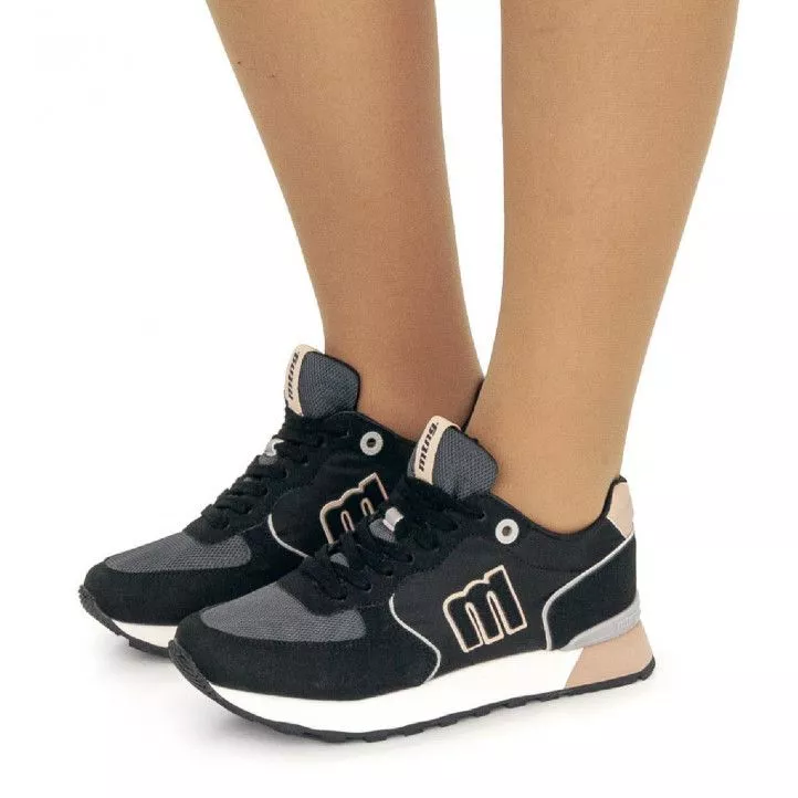 Zapatillas urban Mustang joggo color negro con detalles en rosa
