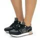 Zapatillas urban Mustang joggo color negro con detalles en rosa